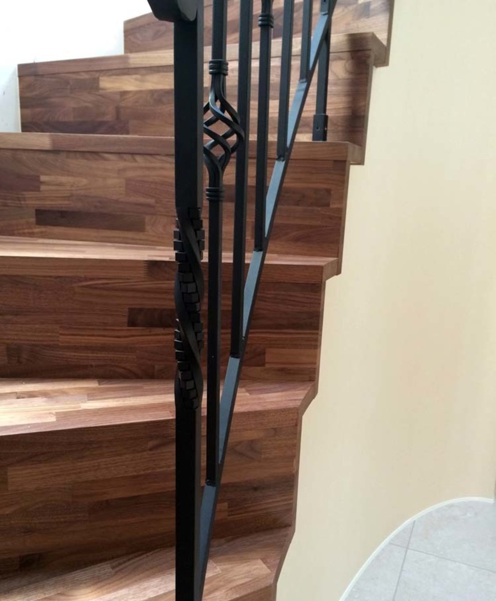 ロートアイアンの螺旋（らせん）階段の手摺です。ヨーロッパに古くから伝わる技法で柱をつくりました。1階から