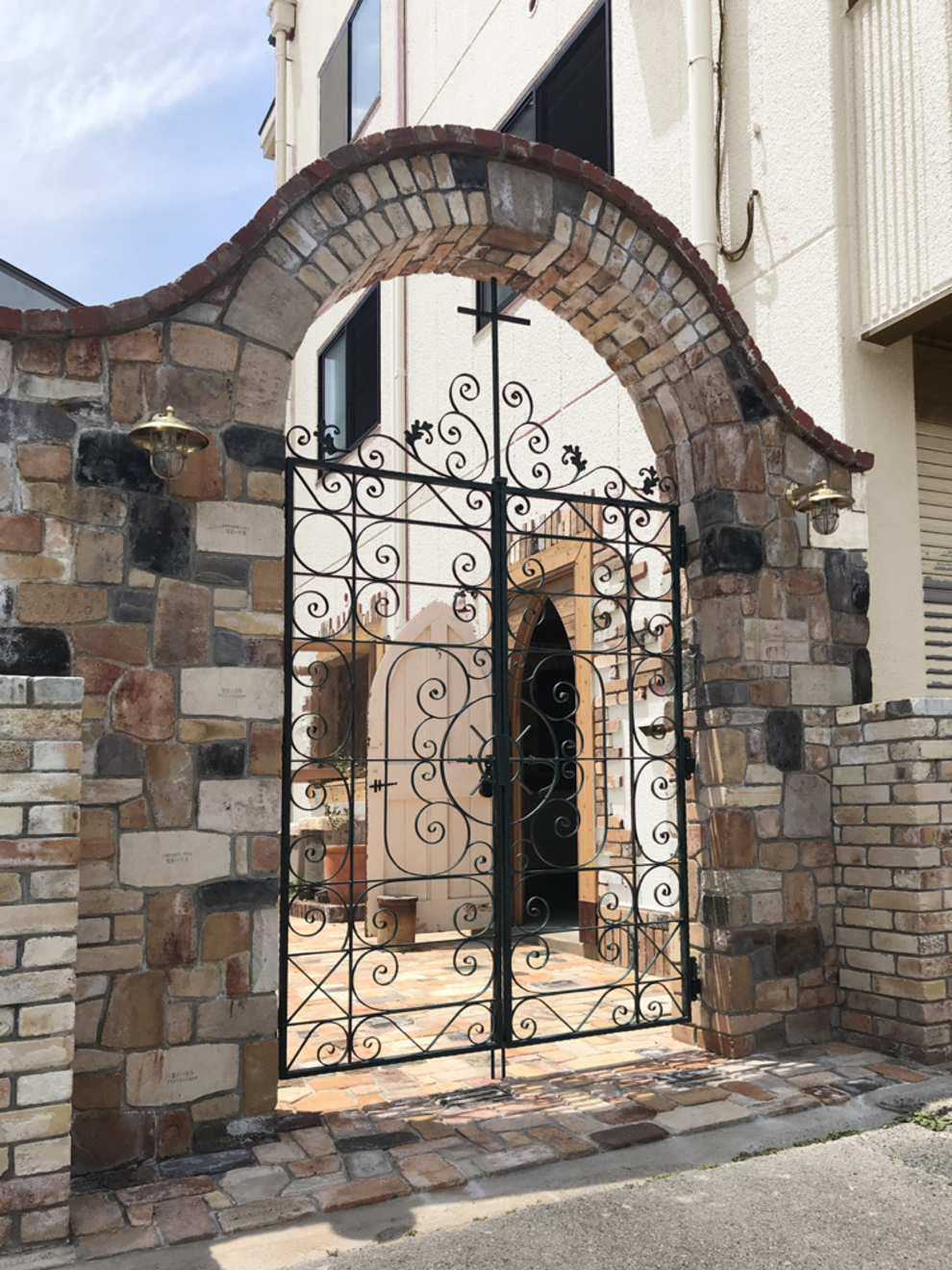 ナルディックデザインのロートアイアン門扉　教会の扉です