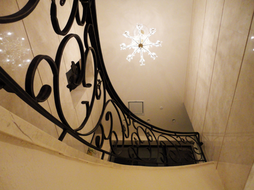 ロートアイアン階段手摺施工例写真　螺旋階段の美しいカーブ