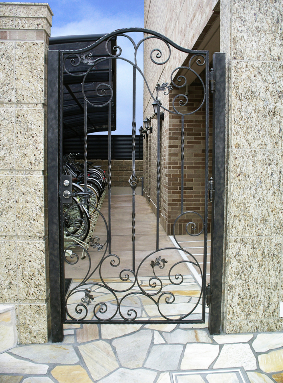 ナルディックデザインのロートアイアン門扉　NALM010の片扉施工写真
