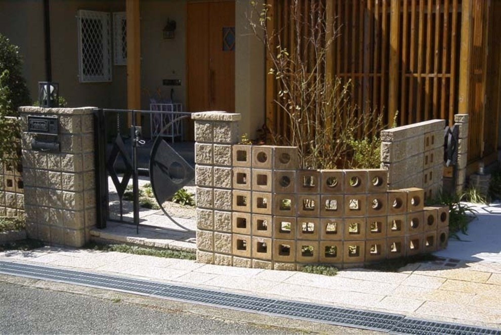 門扉（親子門扉）（片扉）　/　特注インターホンカバー表札　ポストカバーハンマートーン　/　照明カバー　/　フェンス　