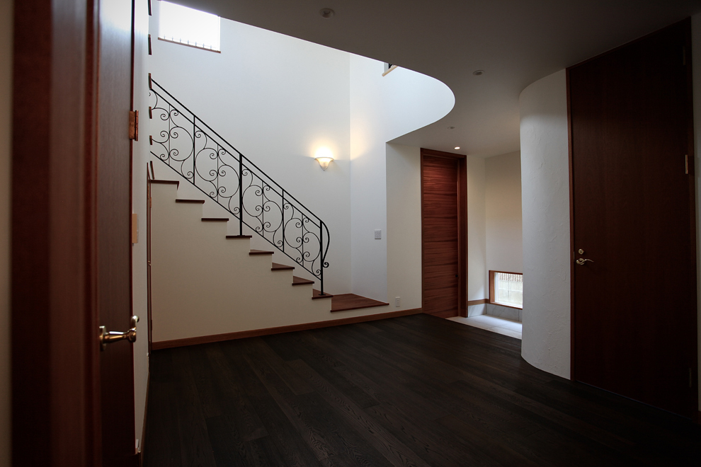 ロートアイアンの階段手摺です。1階フロアから　吹き抜け部との関係性が美しい