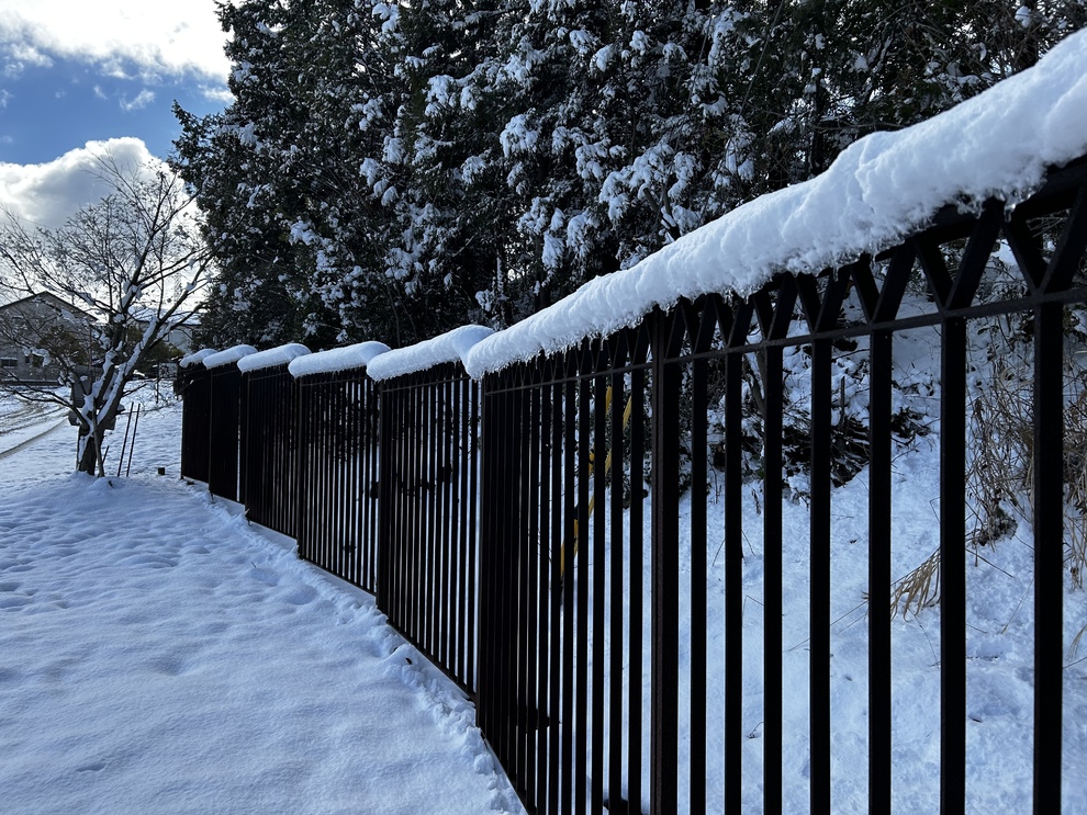 フェンスに雪が積もっている写真