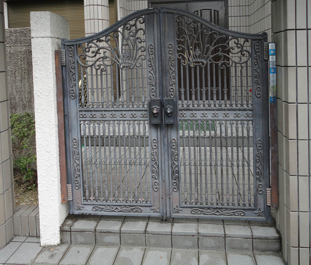 修復前の門扉の全貌①