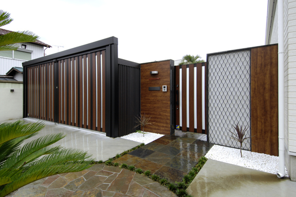 光を彫り、影をデザインする。壁面に浮かぶアイアン・アート