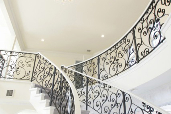 光とバラに包まれる、白のワルツ